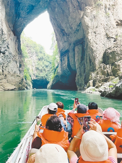 團友們乘船游九洞天。