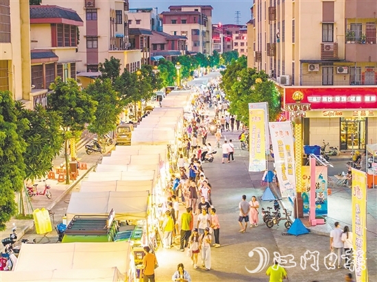 崖門圩鎮(zhèn)主街區(qū)洋溢著東南亞風(fēng)情，吸引大批市民游客前來。