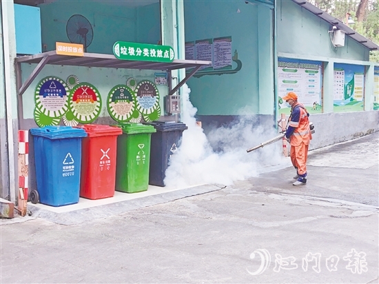 在北園新村垃圾收集點，環(huán)衛(wèi)工人進行藥物噴灑。