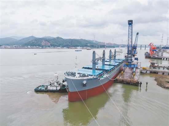 銀湖碼頭首艘新造出口船舶順利離港。