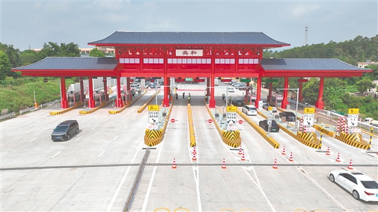江鶴高速新共和收費(fèi)站正式通車，成為本地又一特色門戶。