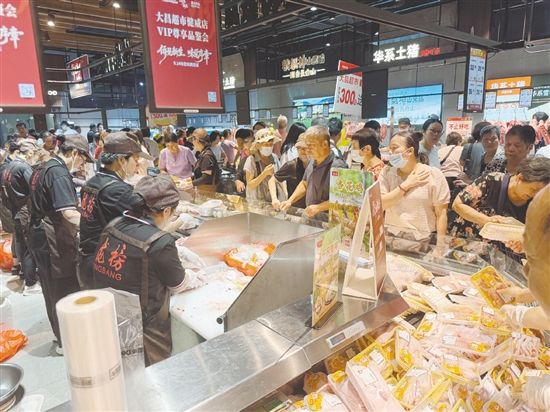 前來(lái)購(gòu)物的顧客絡(luò)繹不絕。