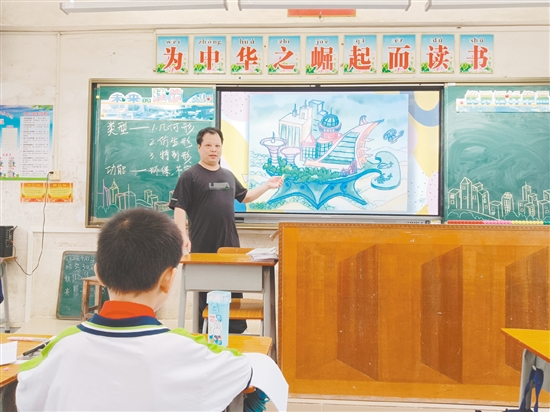 張朝峰堅(jiān)信美術(shù)教育不僅是技能的傳授，更是美的啟蒙。