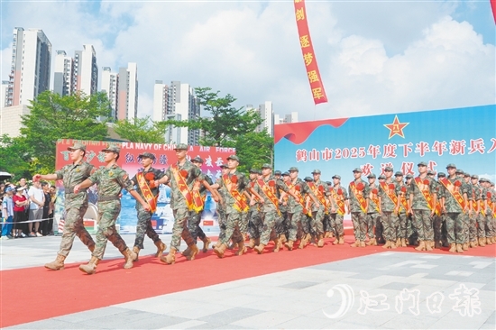 新兵們精神抖擻。