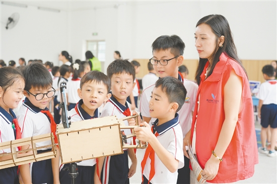 鶴山市舉辦“科普進(jìn)校園，點(diǎn)亮科技?jí)簟被顒?dòng)，學(xué)生們動(dòng)手操作設(shè)備，直觀了解科學(xué)原理在實(shí)際生活中的應(yīng)用，感受科技的無窮魅力。