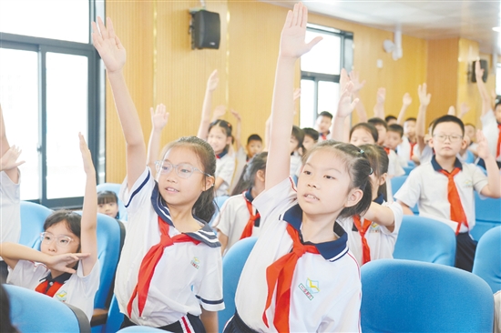 在有獎問答互動環(huán)節(jié)，學生們踴躍舉手答題，在輕松愉快的氛圍中掌握“兩熱”防控知識。