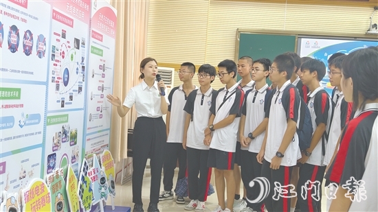 通過聆聽講解、動手體驗，臺山一中的同學(xué)們對無線電技術(shù)知識有了更好的理解。