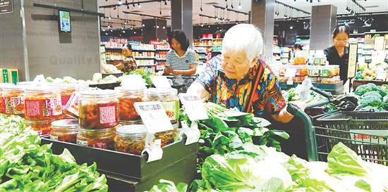 我市商超、農(nóng)貿(mào)市場貨足價(jià)穩(wěn)，市民淡定備貨。