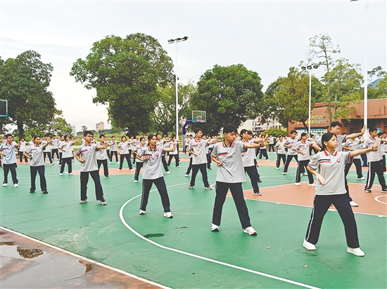 恩平全市60余所中小學(xué)校同步開展軍體拳訓(xùn)練，以鏗鏘動作展現(xiàn)青春力量。