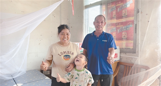 看到鶴山市雅瑤鎮(zhèn)建良村安置點(diǎn)配備完善，韋小江一家臉上露出了笑容。