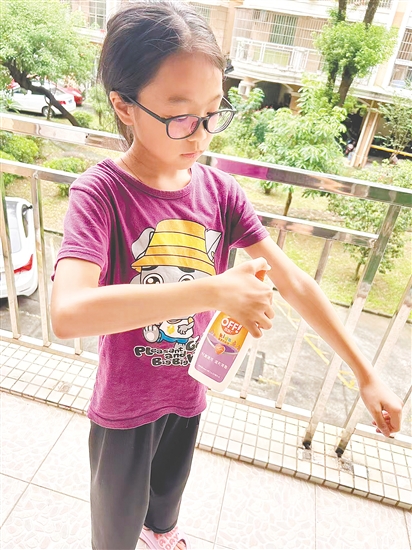 培英小學學生在噴驅(qū)蚊液。