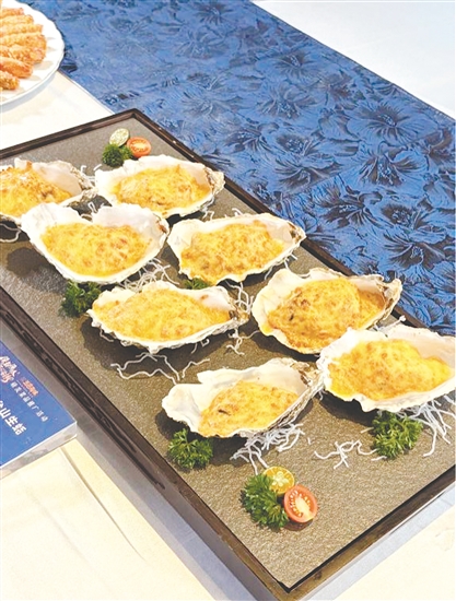 海膽醬烤臺(tái)山生蠔色澤誘人。