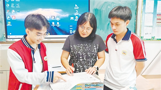 周玉貞（圖中）耐心輔導學生。