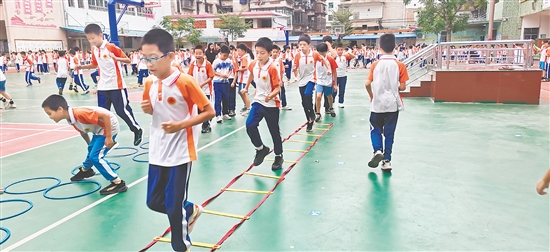 在西郊小學(xué)，田徑場不僅是強(qiáng)健體魄的跑道，更是錘煉意志品格的熔爐。