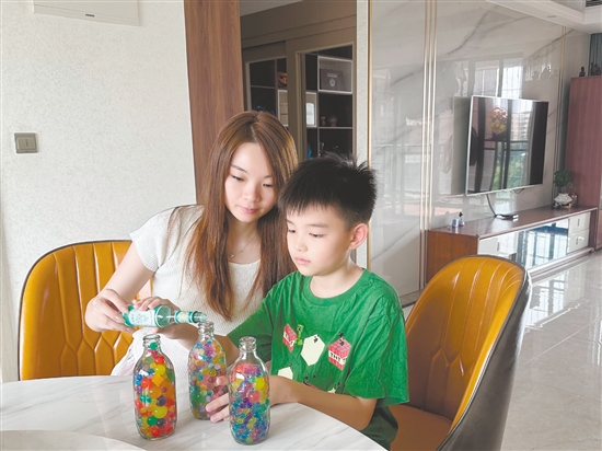 江門市農(nóng)林小學(xué)的學(xué)生在家里和家長(zhǎng)一起自制驅(qū)蚊水。