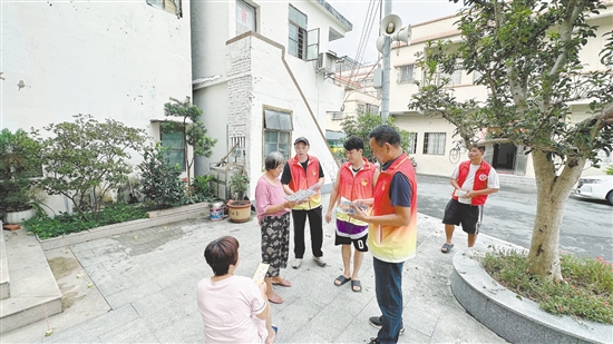 蓬江區(qū)杜阮鎮(zhèn)長喬村新時代文明實(shí)踐站黨員干部向村民發(fā)放滅蚊煙片和《關(guān)于做好臺風(fēng)“樺加沙”防御及居家滅蚊告知書》。