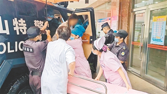 臺山市公安局民輔警在臺風中劈開“生命通道”，成功將一名臨產(chǎn)孕婦平安轉(zhuǎn)移到醫(yī)院分娩。臺山公安供圖