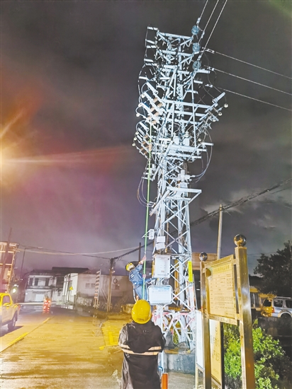 昨晚，江門新會供電局搶修隊伍對110kV七堡站10千伏墟鎮(zhèn)線開展停電操作，為后續(xù)搶修做好準備。