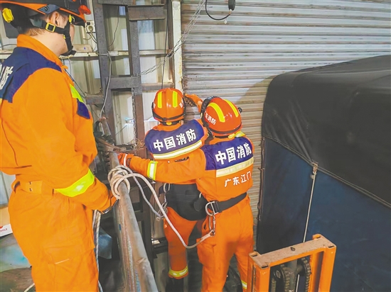 昨日14時許，江海區(qū)一處廠房卷簾門被強風吹至變形，存在安全隱患，消防隊員立即趕赴現(xiàn)場，利用設(shè)備對變形門框進行復位固定，并協(xié)助廠方轉(zhuǎn)移周邊易損物資。江海消防供圖