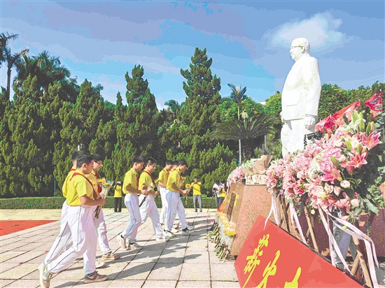 新會學(xué)子向陳經(jīng)綸先生石像獻花、鞠躬，表達心中的敬意和感恩之情。