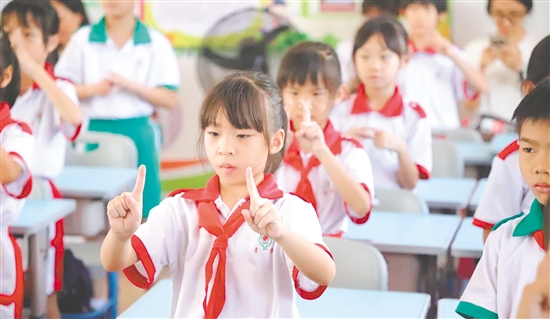 學生在活動中學習護眼知識。