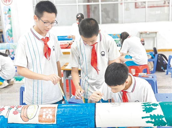 同學(xué)們?cè)谶M(jìn)行“二十四節(jié)氣”主題塑料管作品創(chuàng)作。 同學(xué)們?cè)谶M(jìn)行“二十四節(jié)氣”主題塑料管作品創(chuàng)作。