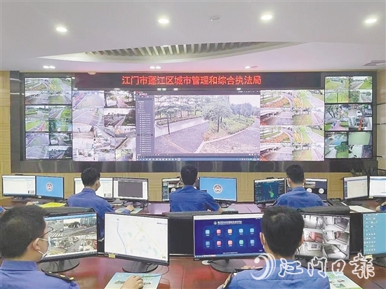 “城管110”指揮中心24小時待命，保障人民群眾生命財產(chǎn)安全。