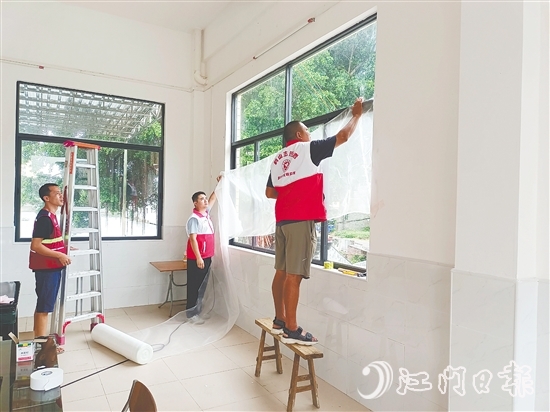 鶴山市各鎮(zhèn)（街）對應(yīng)急避難場所進(jìn)行全面消殺滅蚊、紗窗安裝等工作。