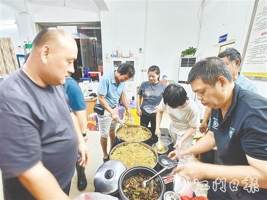 宅梧鎮(zhèn)靖村村委會為轉(zhuǎn)移群眾準(zhǔn)備暖心晚餐。