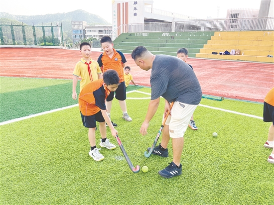 鶴山工業(yè)城第一小學曲棍球隊成立。