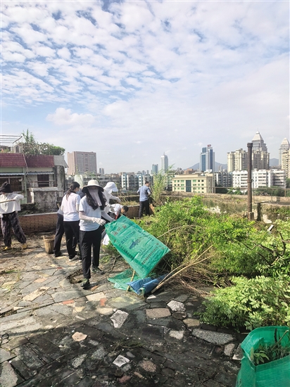 市直機(jī)關(guān)黨員干部到居民樓天臺(tái)等區(qū)域翻盆倒罐，清理雜草，消除積水，讓蚊子無處藏身。余太平