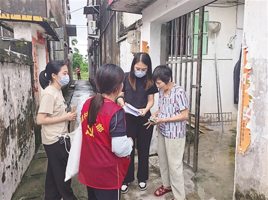 村干部、志愿者齊上陣，進村入戶宣傳防滅蚊知識。