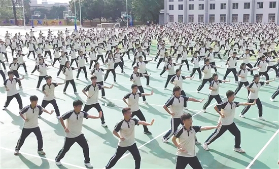 恩平一中學(xué)生練習(xí)軍體拳。