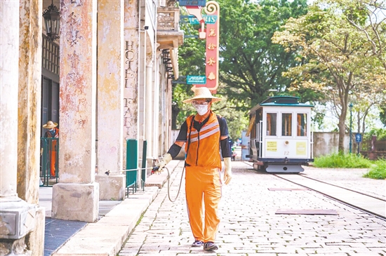 赤坎華僑古鎮(zhèn)嚴格執(zhí)行“一日雙消殺”制度，安排專業(yè)蚊蟲消殺隊對景區(qū)進行無死角的全域消殺。
