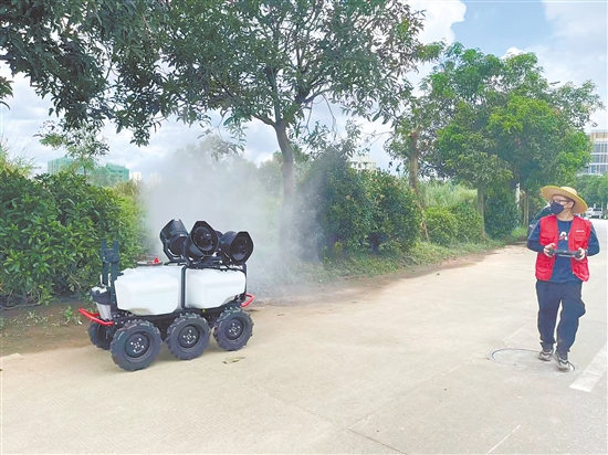 無人車有效克服了傳統(tǒng)人工消殺的局限，顯著提升了防控效能。