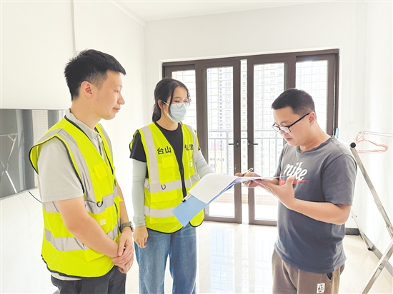 臺(tái)山市住房和城鄉(xiāng)建設(shè)局工作人員向入住消殺隊(duì)員提供貼心關(guān)懷和服務(wù)。
