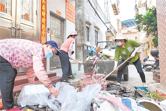 “大媽清掃隊”的隊員們主動犧牲休息時間，對村內(nèi)雜物進(jìn)行徹底的清運處置。