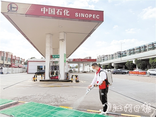 創(chuàng)建“無蚊加油站”的倡議得到我市各加油站的積極響應(yīng)和支持。圖為工作人員在加油站內(nèi)進(jìn)行消殺。