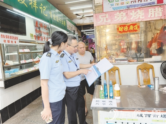 市場(chǎng)監(jiān)管人員到農(nóng)貿(mào)市場(chǎng)檢查消殺臺(tái)賬。