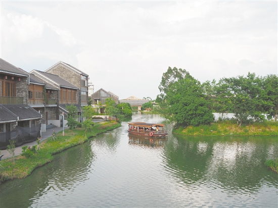 游客乘船游覽古勞水鄉(xiāng)。