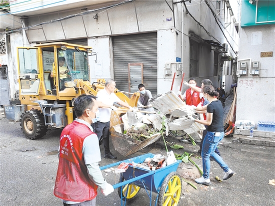 在蓬江區(qū)環(huán)市街道里村社區(qū)舊村片區(qū)，人和機器齊上陣，清理衛(wèi)生死角。
