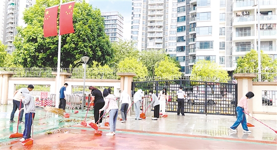 江海全民行動，清理蚊蟲孳生地。