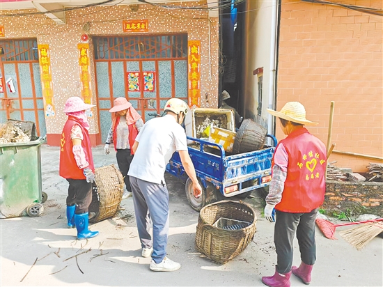 開平龍勝鎮(zhèn)黨員群眾志愿服務(wù)隊開展“兩清一滅”大行動，黨員干部帶著群眾干。