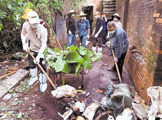 江門市殘聯(lián)系統(tǒng)職工走進(jìn)街巷，開展“兩清一滅”大行動。