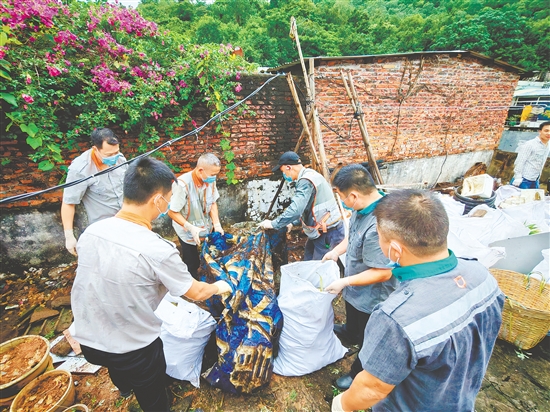 連日來，滴滴代駕司機(jī)與外賣騎手化身防蚊滅蚊“先鋒軍”。圖為新業(yè)態(tài)從業(yè)者在清理雜物。