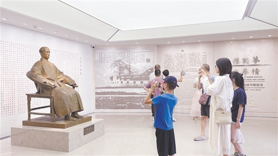 游客走進梁啟超故居參觀。