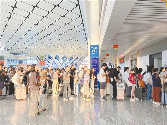 國慶中秋假期，江門站客流持續(xù)保持高位。