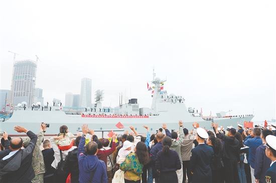 10月11日，中國(guó)海軍第48批護(hù)航編隊(duì)從山東青島某軍港解纜起航。這是儀式現(xiàn)場(chǎng)。新華社發(fā)