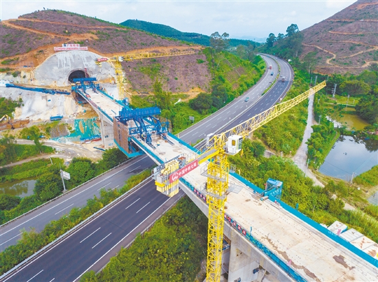 本次合龍的跨G94高速公路大橋總長314.5米，采用鋼管柱支架法現(xiàn)澆施工，實(shí)現(xiàn)了安全高效施工與保障公路暢通的雙重目標(biāo)。