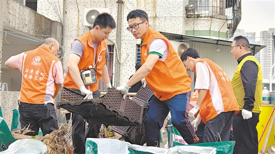 市工商聯(lián)組織商協(xié)會、企業(yè)志愿服務(wù)隊到社區(qū)協(xié)助清理垃圾。